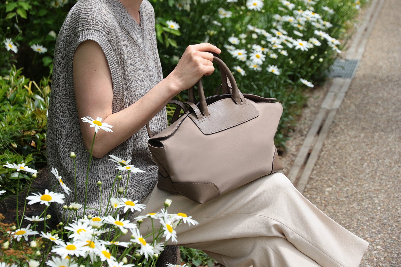 @tsuhicoページ 半自動！マグネットでワンタッチ開閉】見た目も中身も”整う横長バッグ