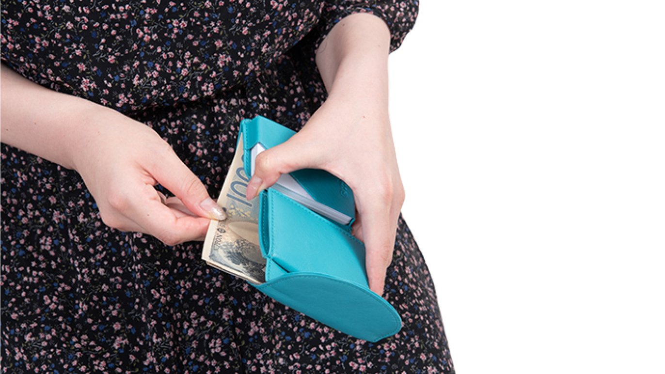 スマートな15枚カード収納と使いやすい小銭入れ。上品でコンパクトな三つ折り財布｜Creema SPRINGS