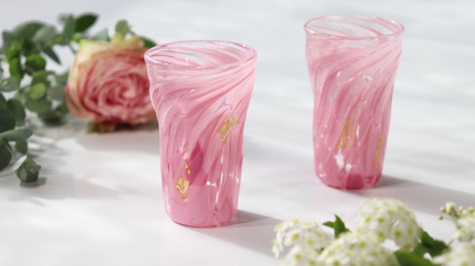 吹きガラスで魅せる、バラが溶けたガラス作品～薔薇の艶やかな色彩