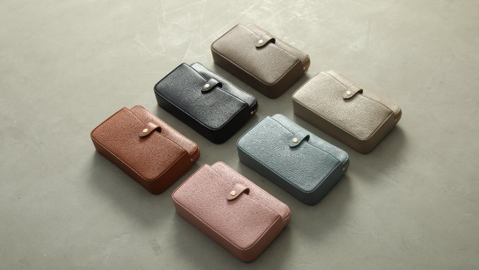 素材と機能を徹底追求し、ついに辿り着いた。横型ミニマルチポーチ
