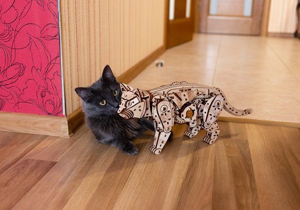 愛らしい動きに癒やされる。組み立てても歩かせても楽しい、猫型の木製
