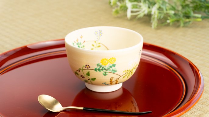 清水焼に咲く、十二か月のうつわ絵巻。三名の女性絵付師による挑戦