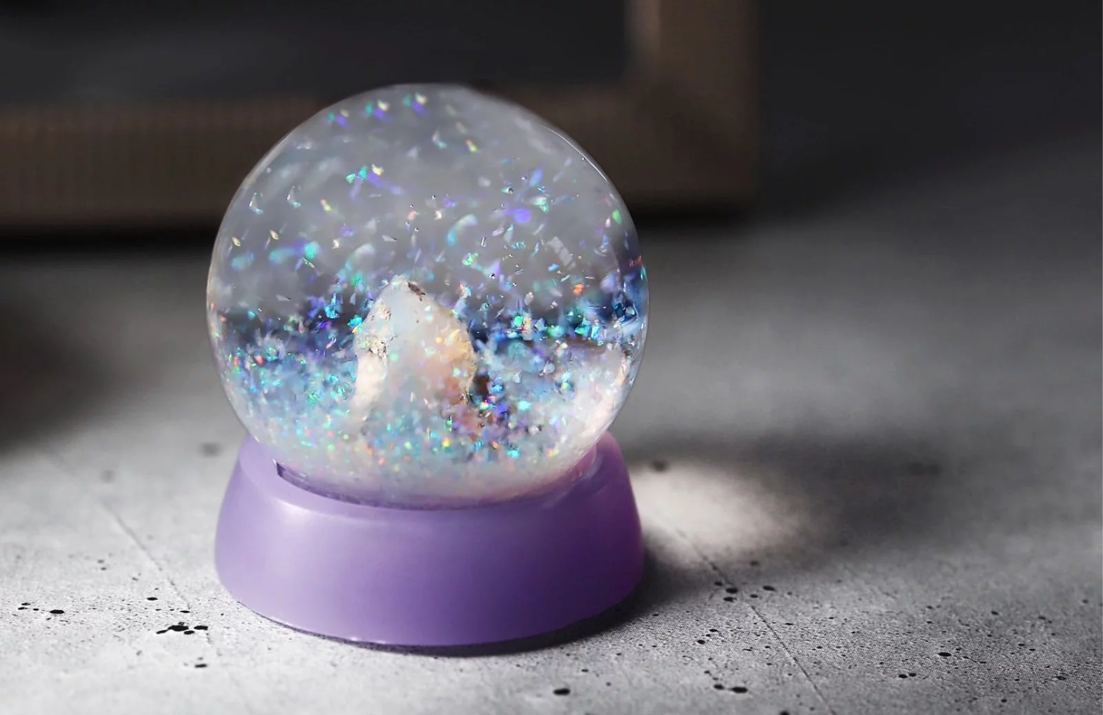 一年中楽しめる【オパールの粉雪が舞う】宝石のスノードーム｜Creema 
