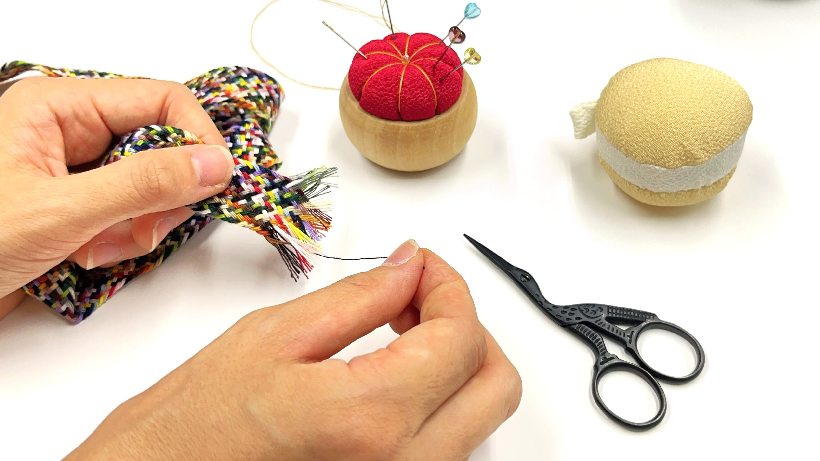 ハンドメイド 　裁縫箱　 レブロドゥーズパリジェンヌ　缶　クロスステッチ 手芸作家の「裁縫箱」と中身を拝見。愛用の裁縫箱は20年前の\u201cクッキー