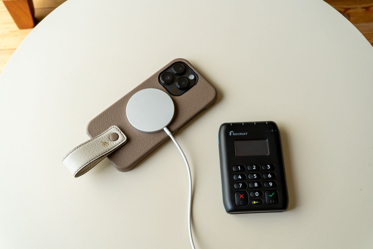 もうスマホは落とさない！しっぽのついたスマホケース「クベル
