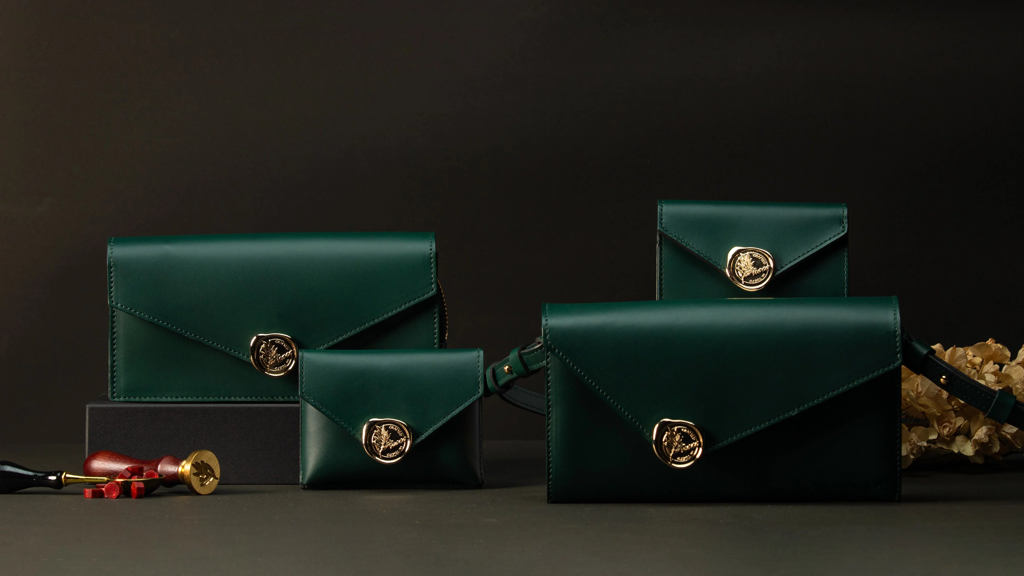 letters collection シーリングスタンプのデザインの革小物（バッグ  