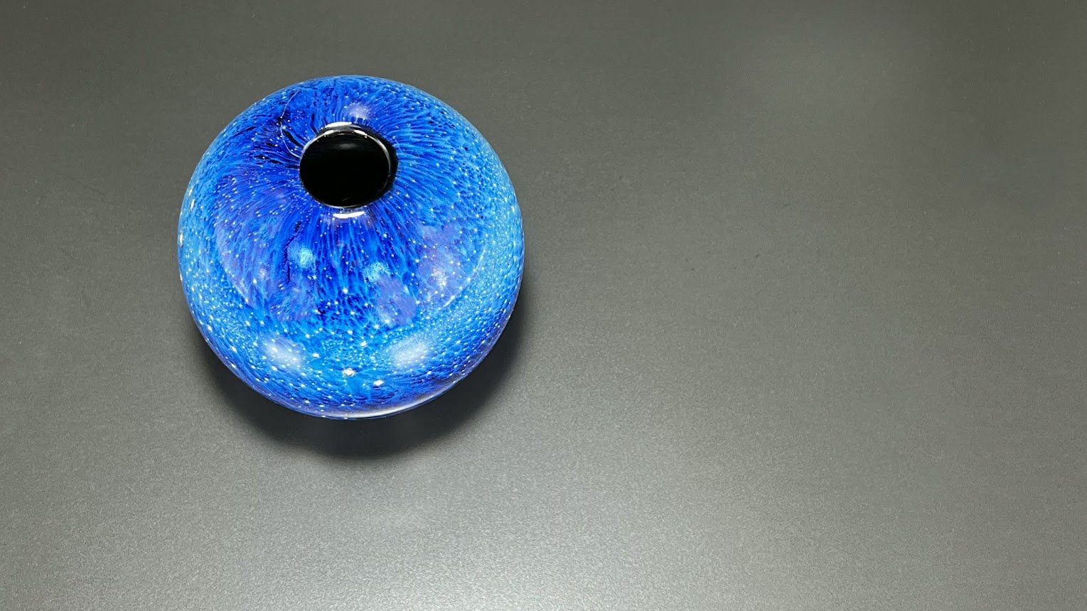 宇宙を楽しむ器 ”アイリス” 10年の歳月を掛けて確立した奇跡の 宇宙を楽しむ器 ”アイリス” 10年の歳月を掛けて確立した奇跡の