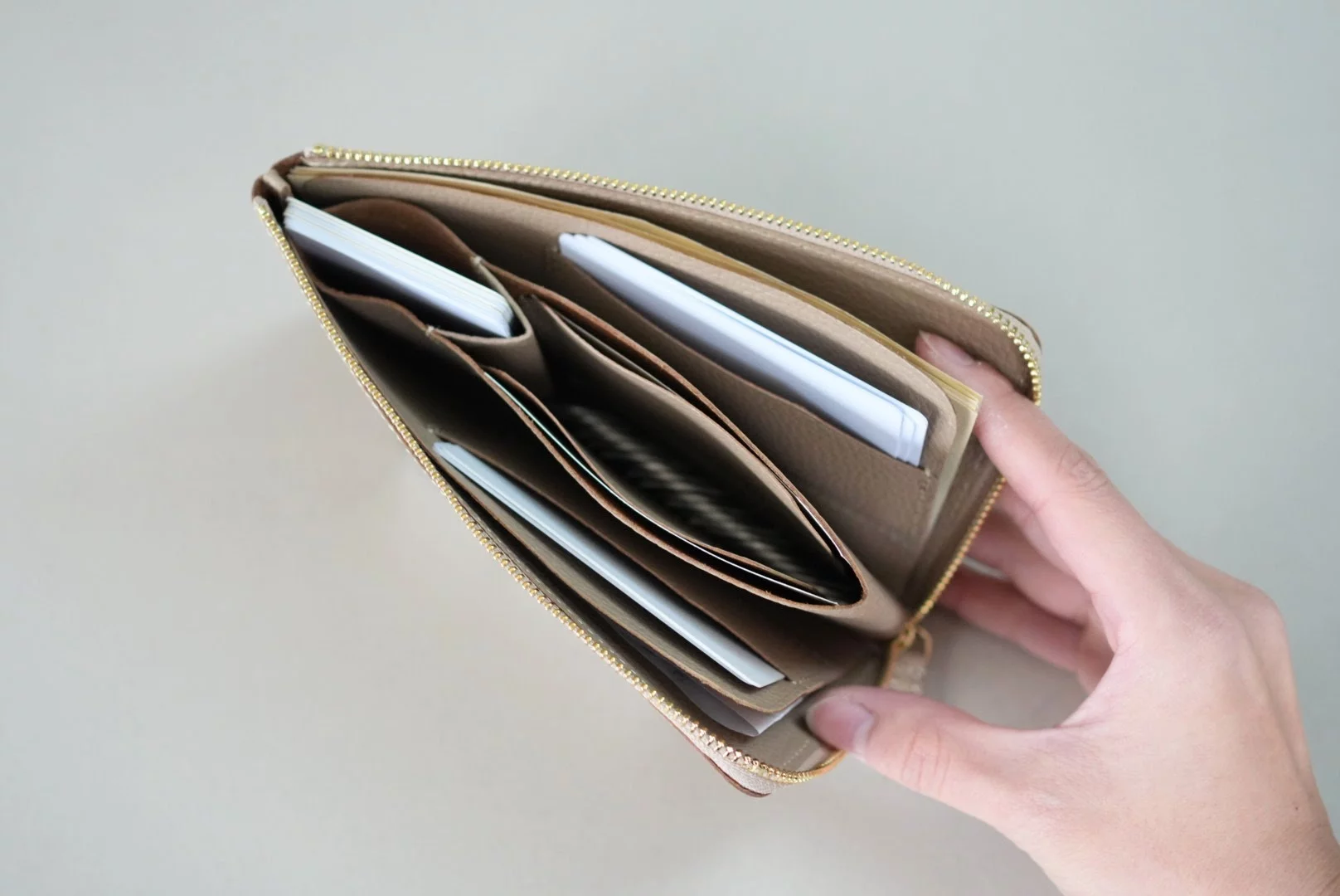 オンライン初登場】理想を叶えるフラットウォレット「SLAIR」中身を入れても厚くならない独自構造｜Creema SPRINGS