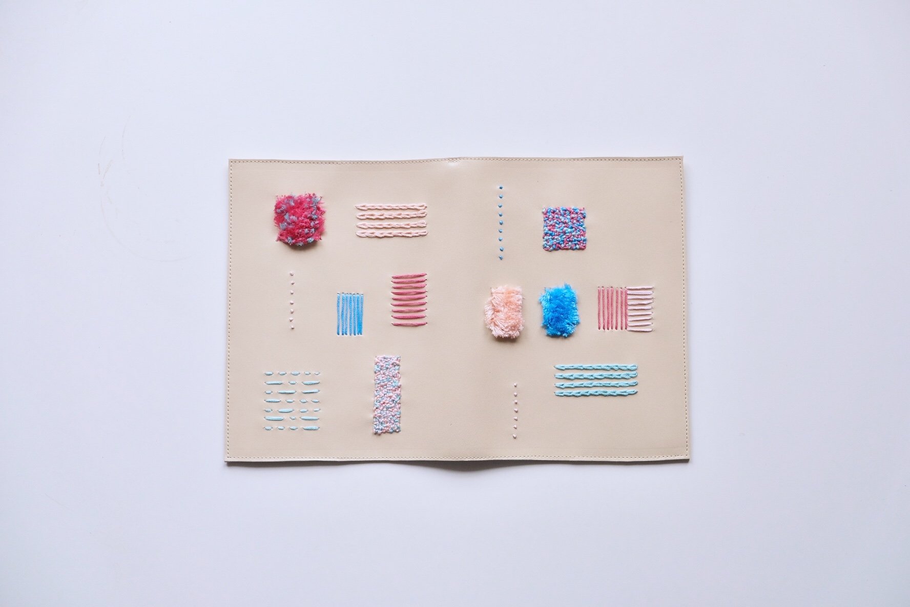 刺繍糸のカラーオーダーで、世界に一つだけのブックカバー