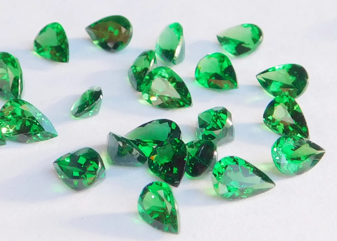 エメラルドにも匹敵する美しい緑色と輝き！希少なレアストーンの  