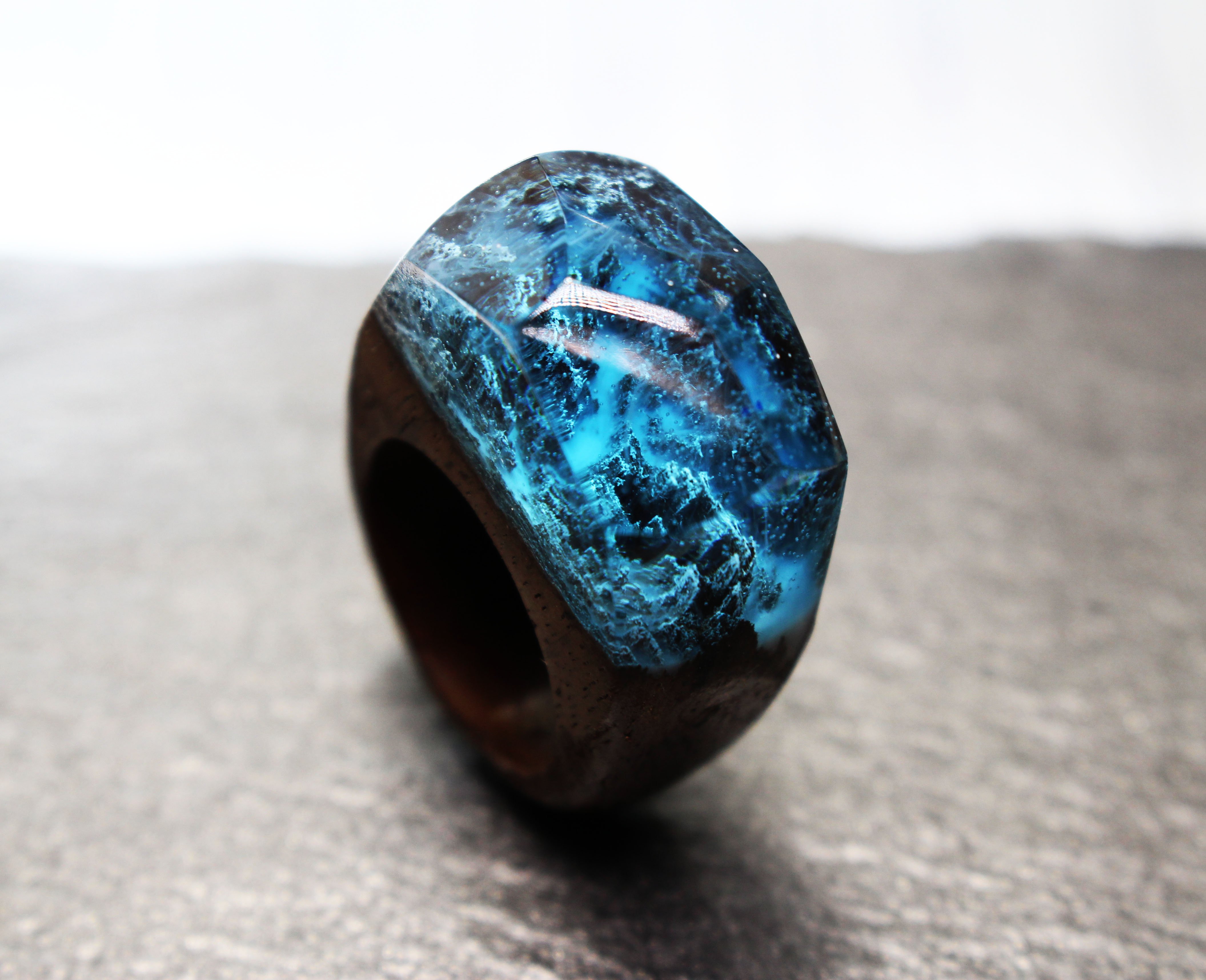 ★ブローチ★   美しい青の木　レジン ☆ブローチ☆ 美しい青の木 レジン