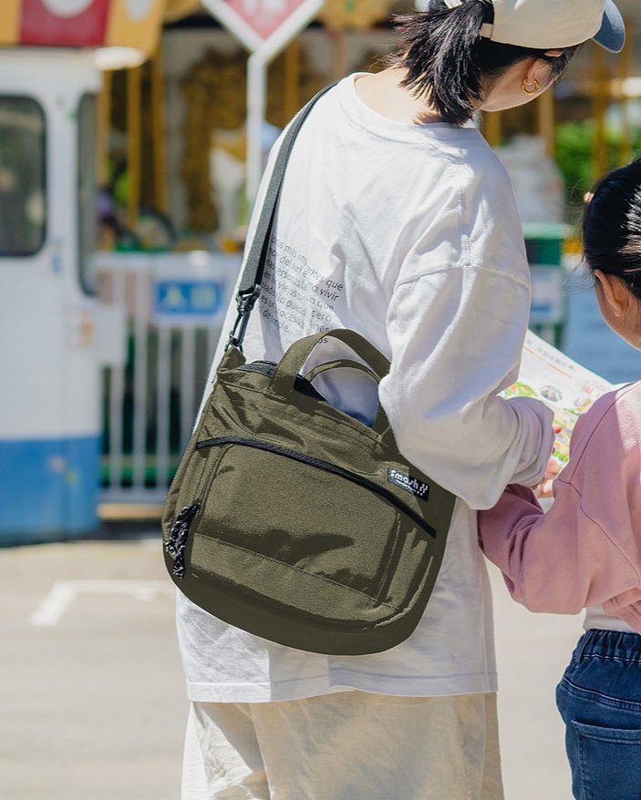 コンパクトなのに圧倒的収納】お出かけも手ぶらで！お財布＋11ポケット