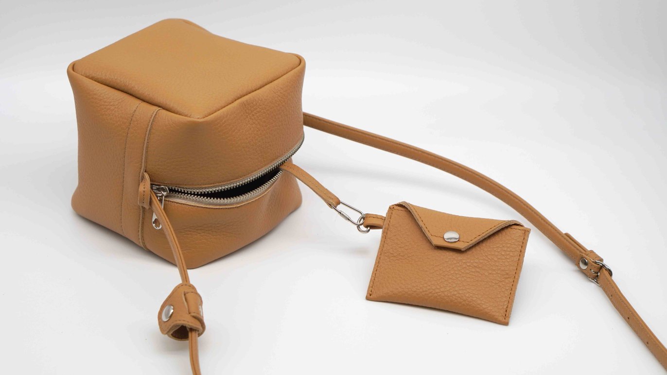 革問屋の余剰在庫に命を吹き込みコロンと可愛いミニバッグによみがえら