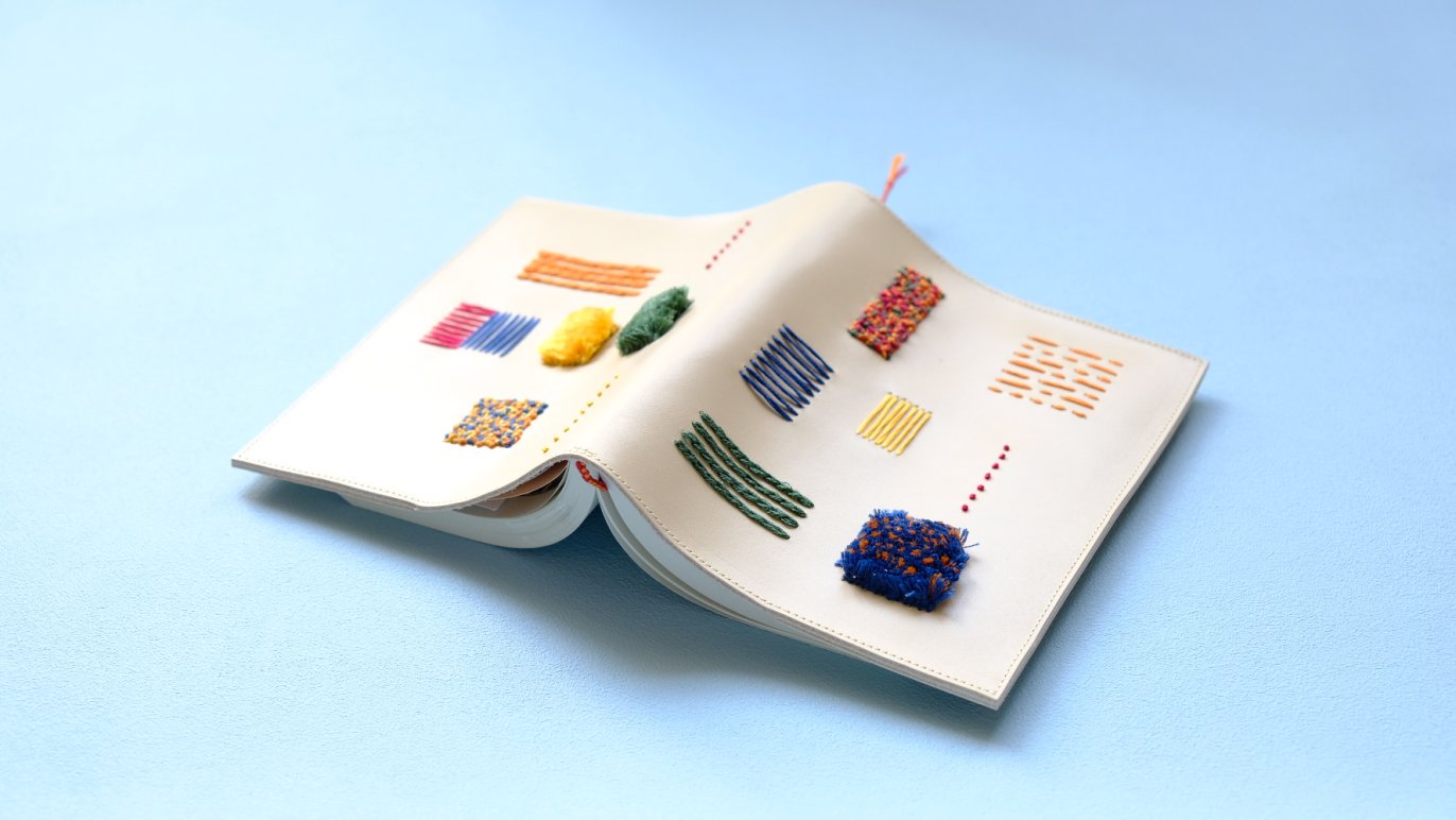 刺繍糸のカラーオーダーで、世界に一つだけのブックカバー
