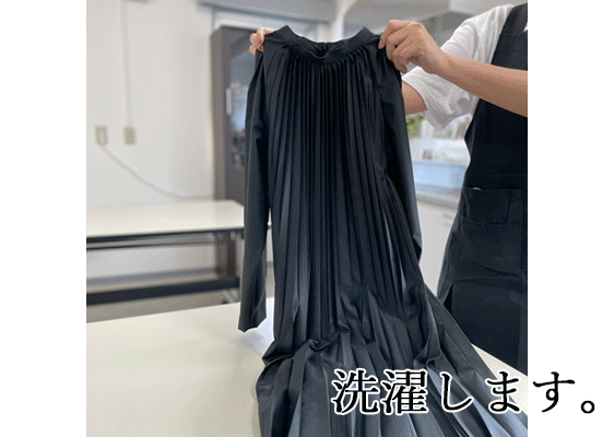 京都の黒を纏う。洗える、崩れない、自在に着回せるプリーツ
