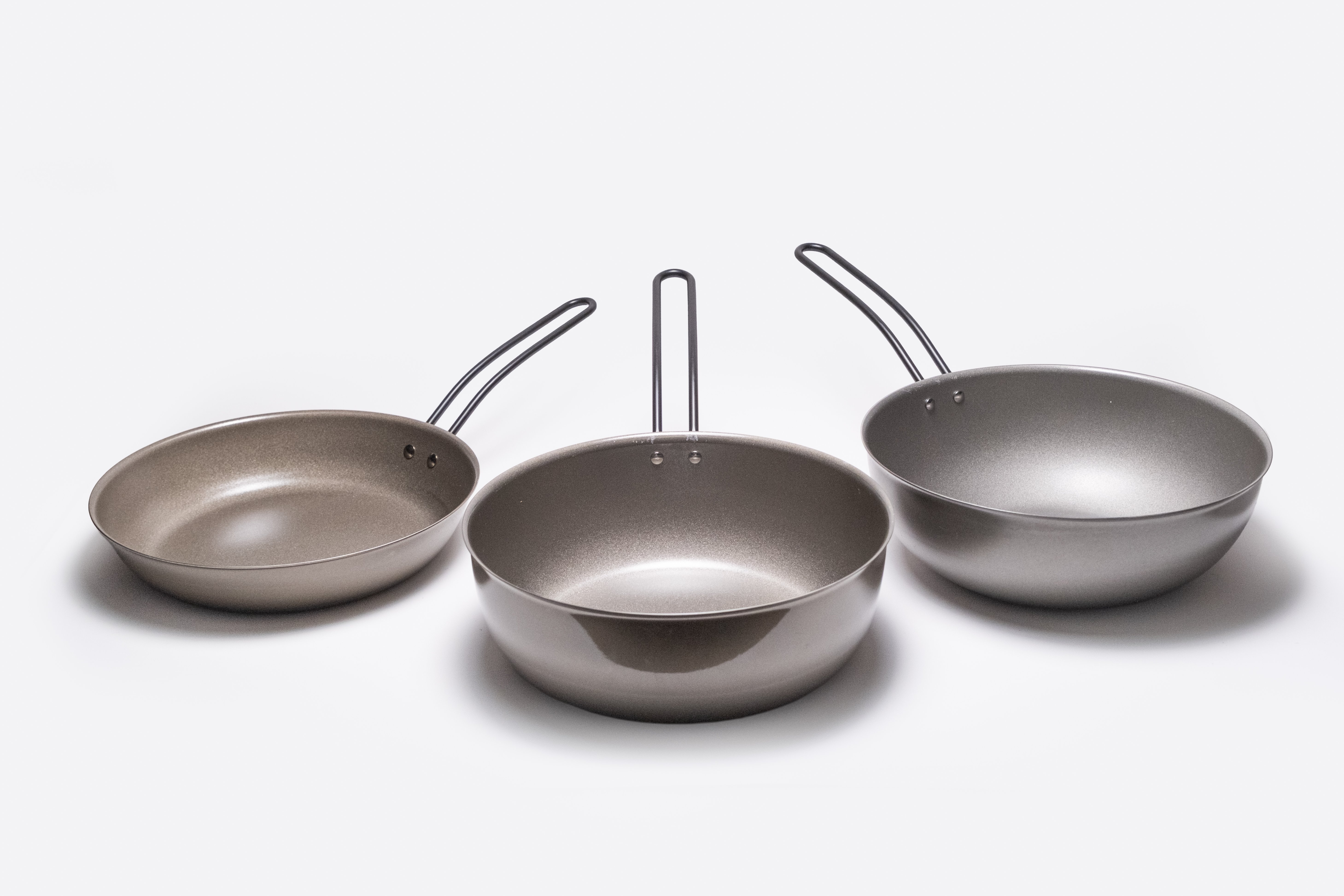 鉄なのにナノエンボス加工でくっつきにくく、圧倒的に軽いフライパン