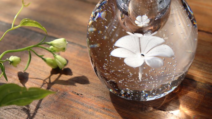 吹きガラス作家が独自技法で仕上げる、お花溢れる硝子作品