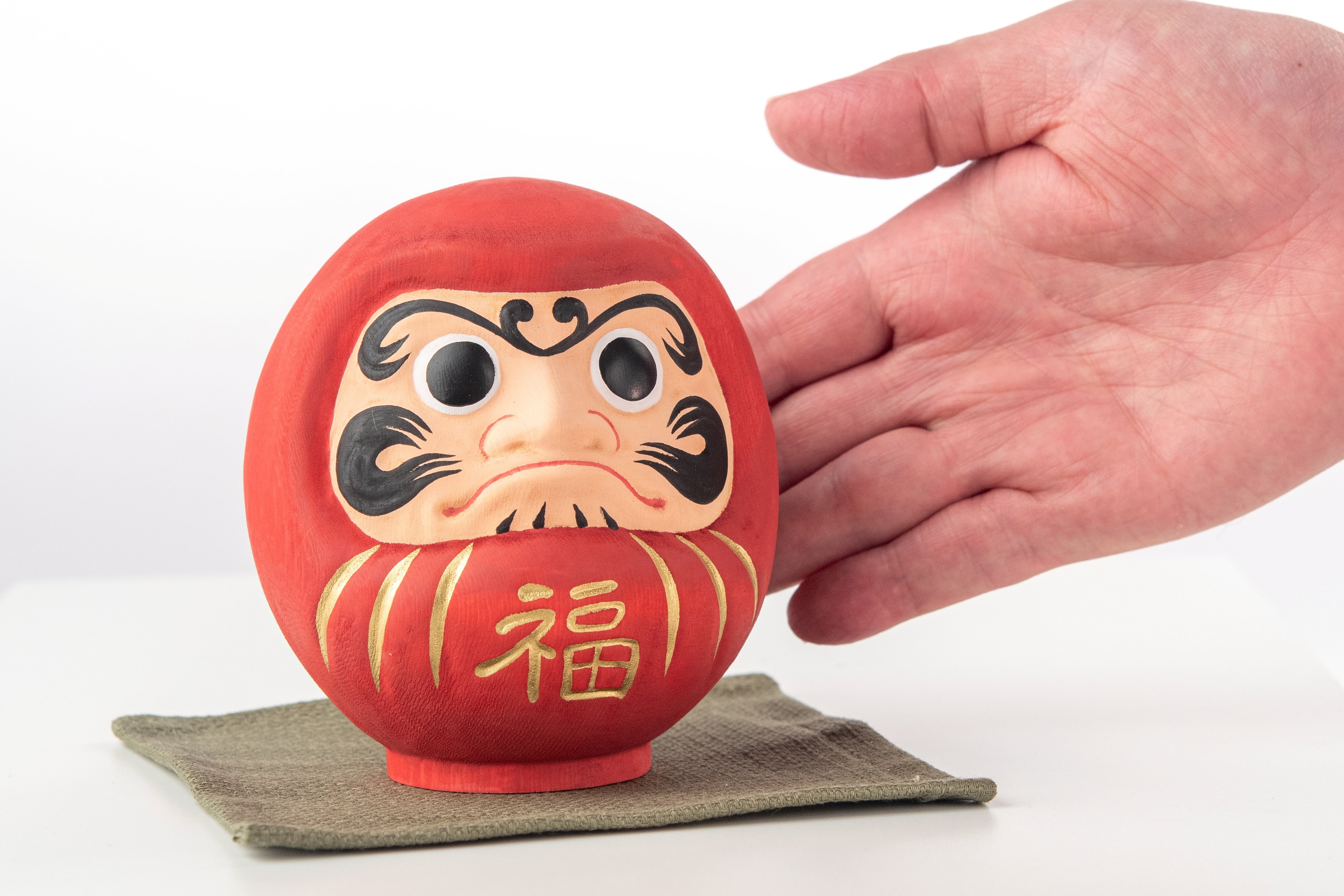 山内越秀 木彫 達磨 木製 時代物 縁起物 だるま 彫刻 置物 仏像制作50年超のMORITAが企画、仏師が原型制作、達磨寺で祈願を受けた