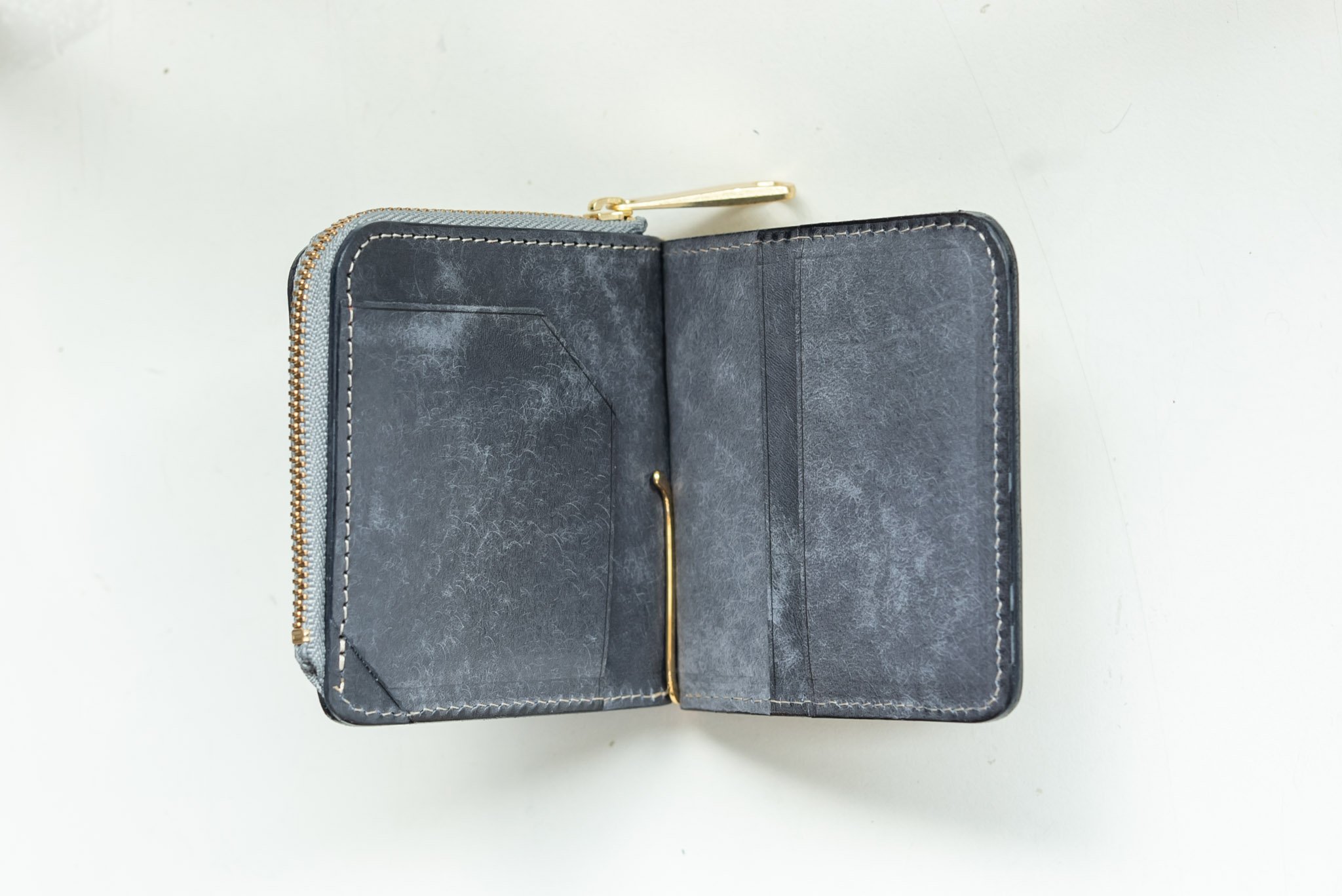 たどり着いた未来の財布。薄く、小さく、なくさない財布「aile