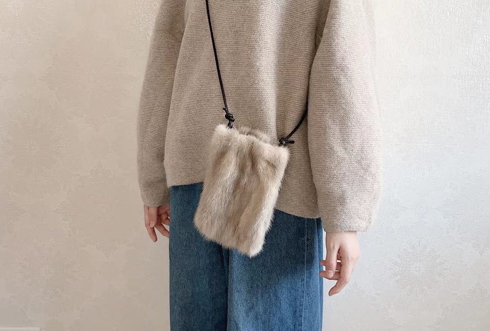 過去の過剰生産によって捨てられてしまうミンクの毛皮を癒しのバッグに  