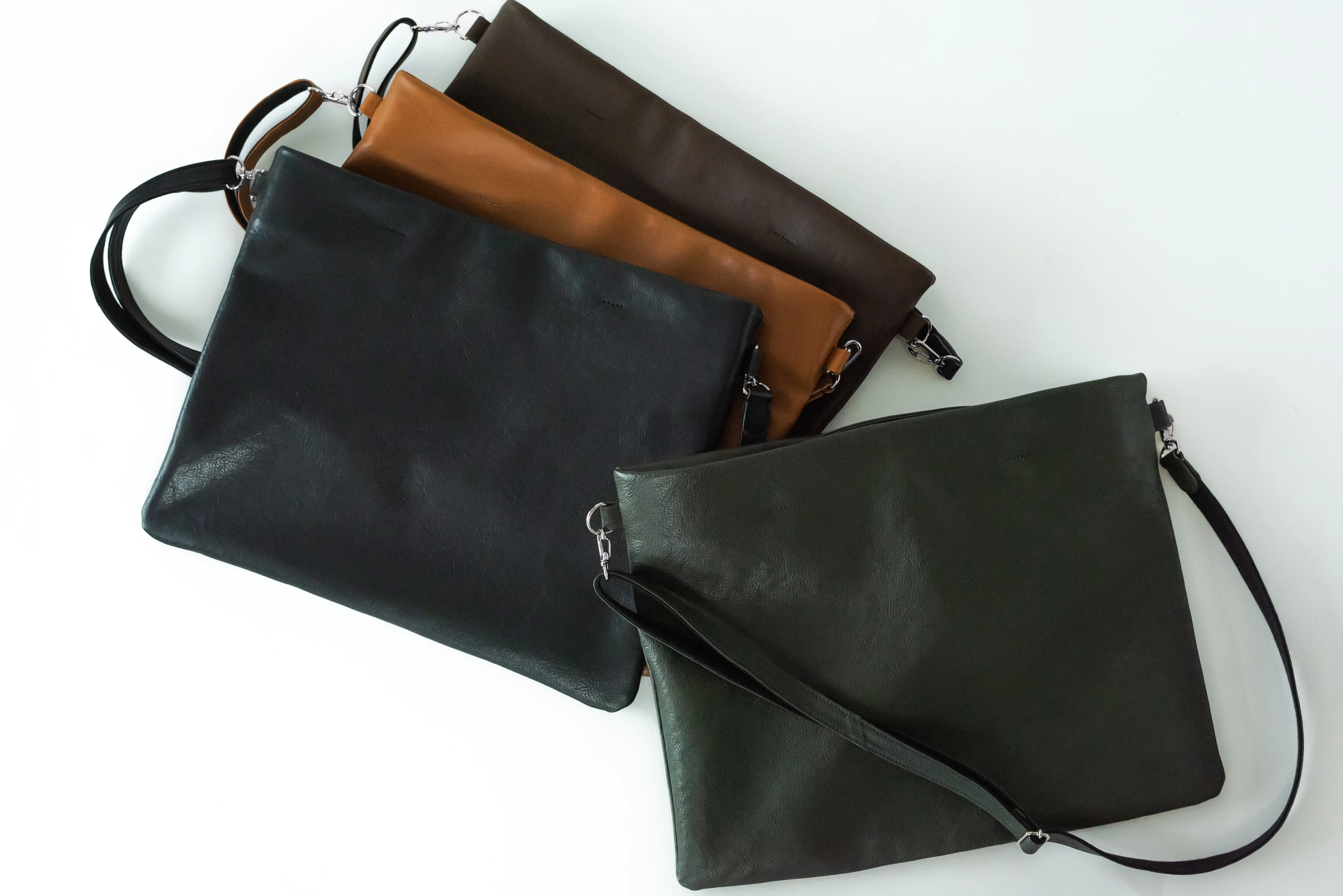 バッグ職人が本気で作る大容量な「大人サコッシュ」 カスタマイズも  