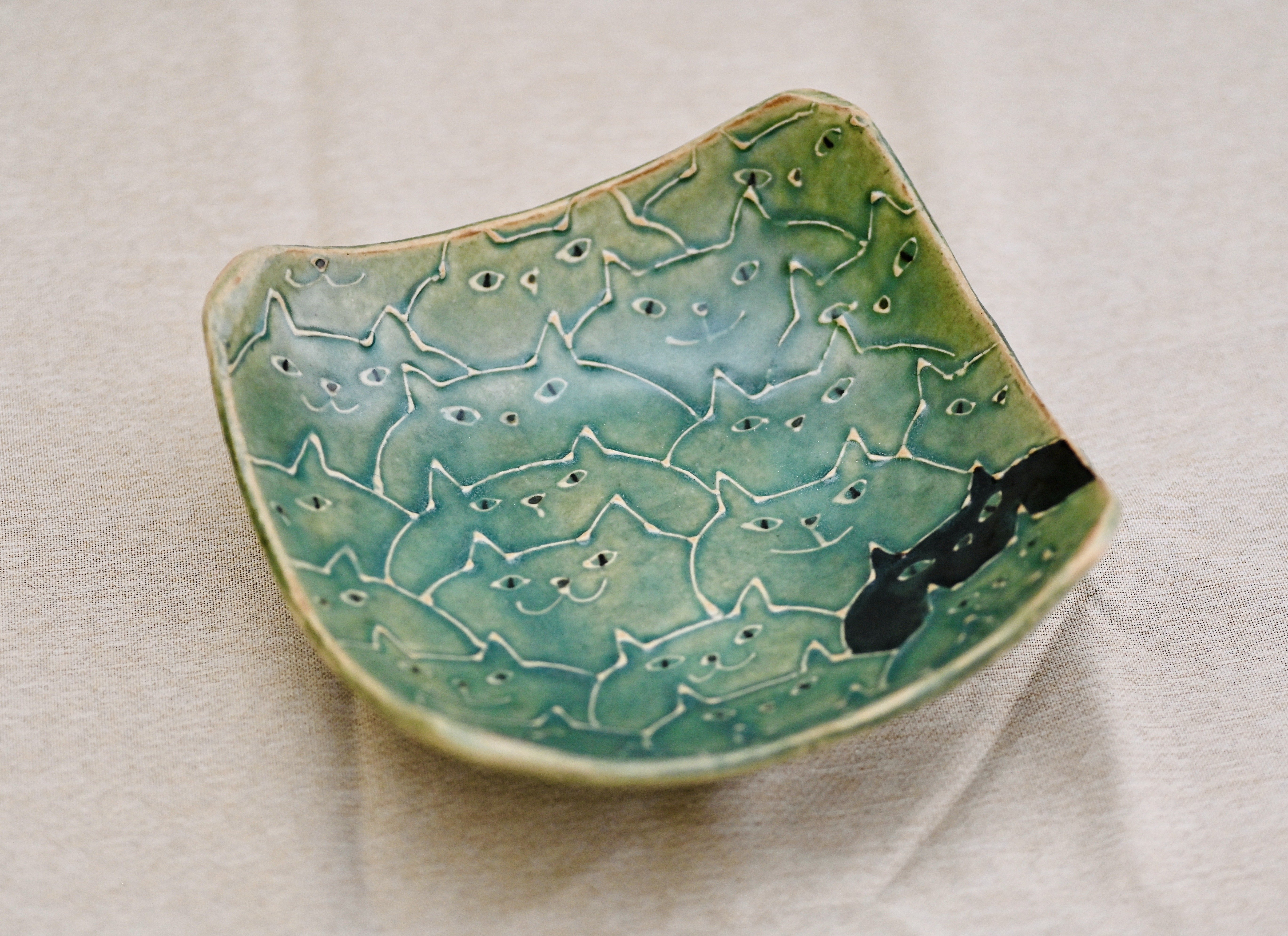 大皿　女性が描かれた大きな飾り皿 ぼくたちクマ5寸皿(カラー)[お一人様2点まで] - Craft・Gift