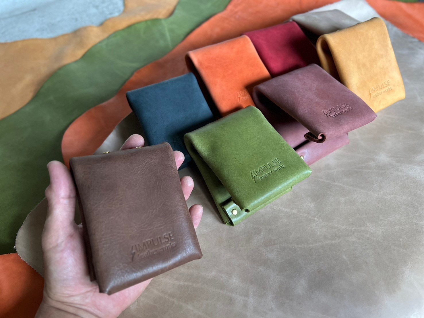 1枚革の縫わない財布『ピエガト』~手のひらサイズにお札・カード
