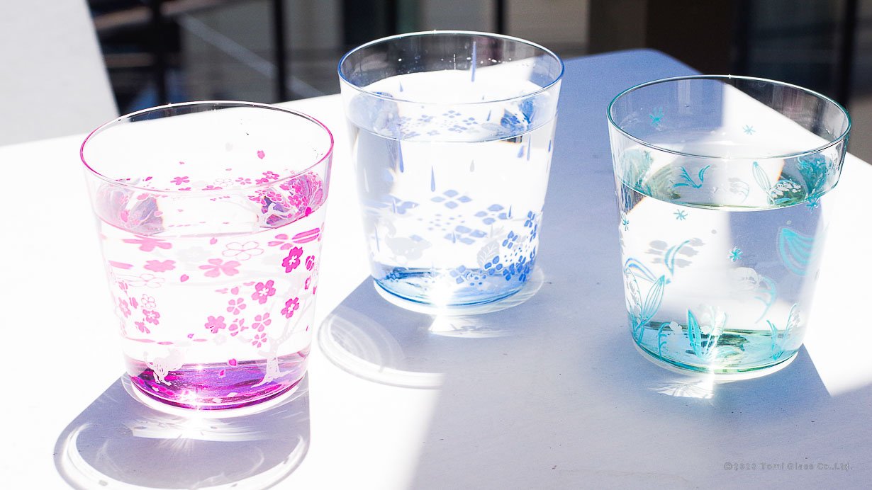 飲み物を注ぐと風景が変わる 季節のカラーチェンジグラスを作りたい