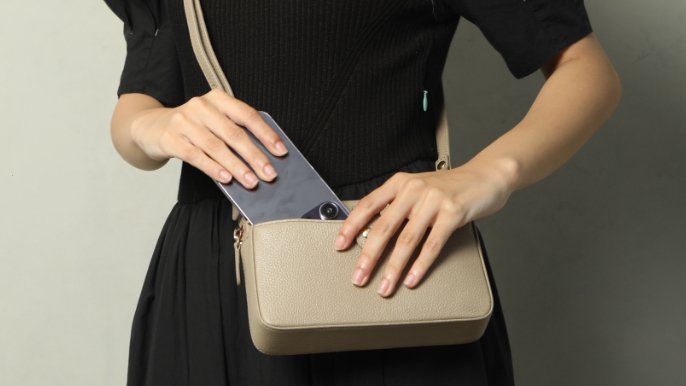 素材と機能を徹底追求し、ついに辿り着いた。横型ミニマルチポーチ