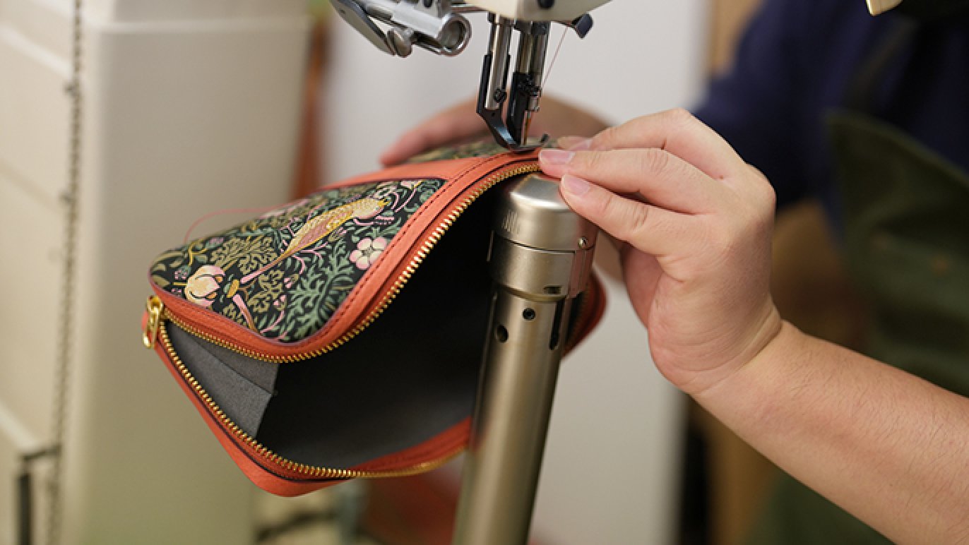 ウィリアムモリスの世界を体験♪ moda fabricsのいちご泥棒柄でセミ 