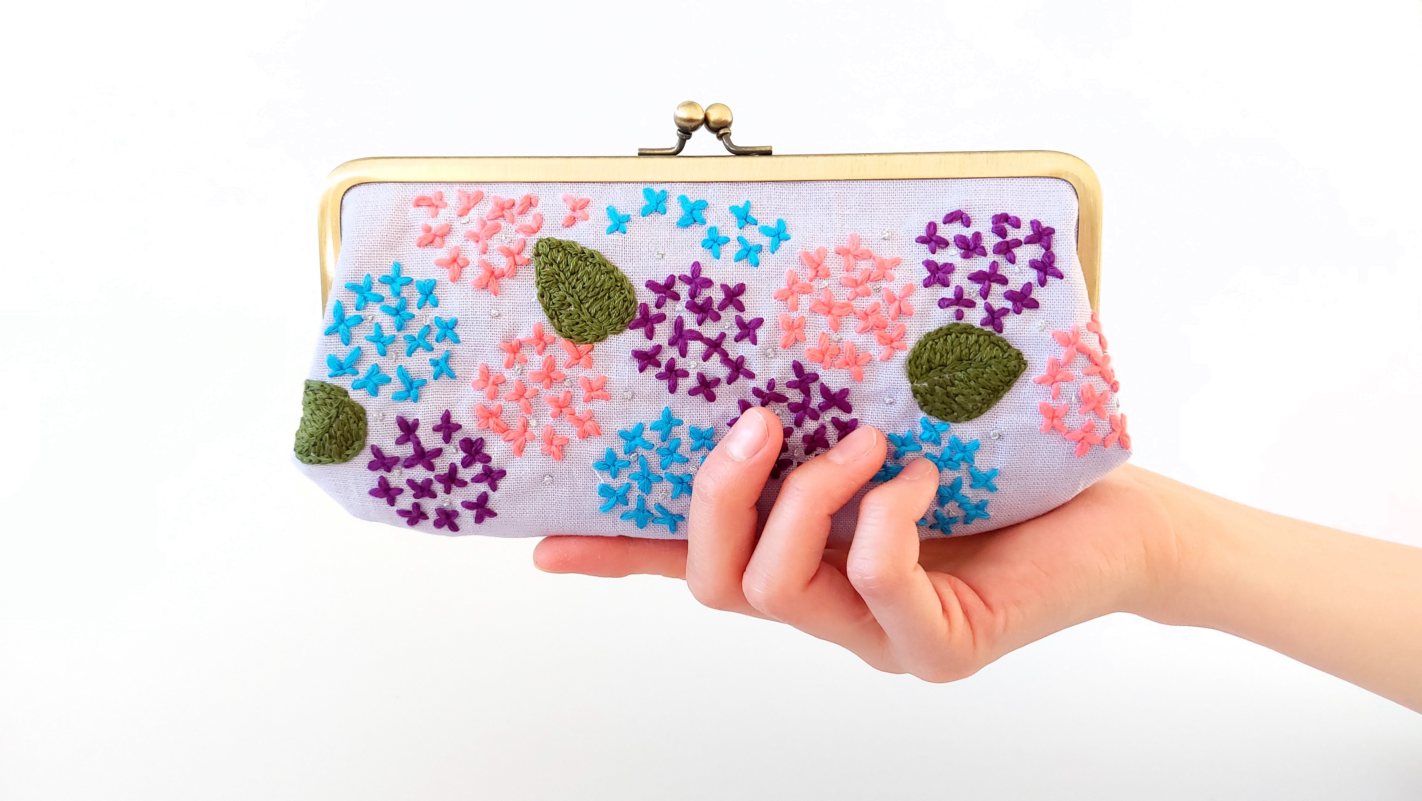 セブンイレブン 冬ギフト 2024 日常を彩る、刺繍のがま口バッグとポーチ｜Creema SPRINGS バッグ