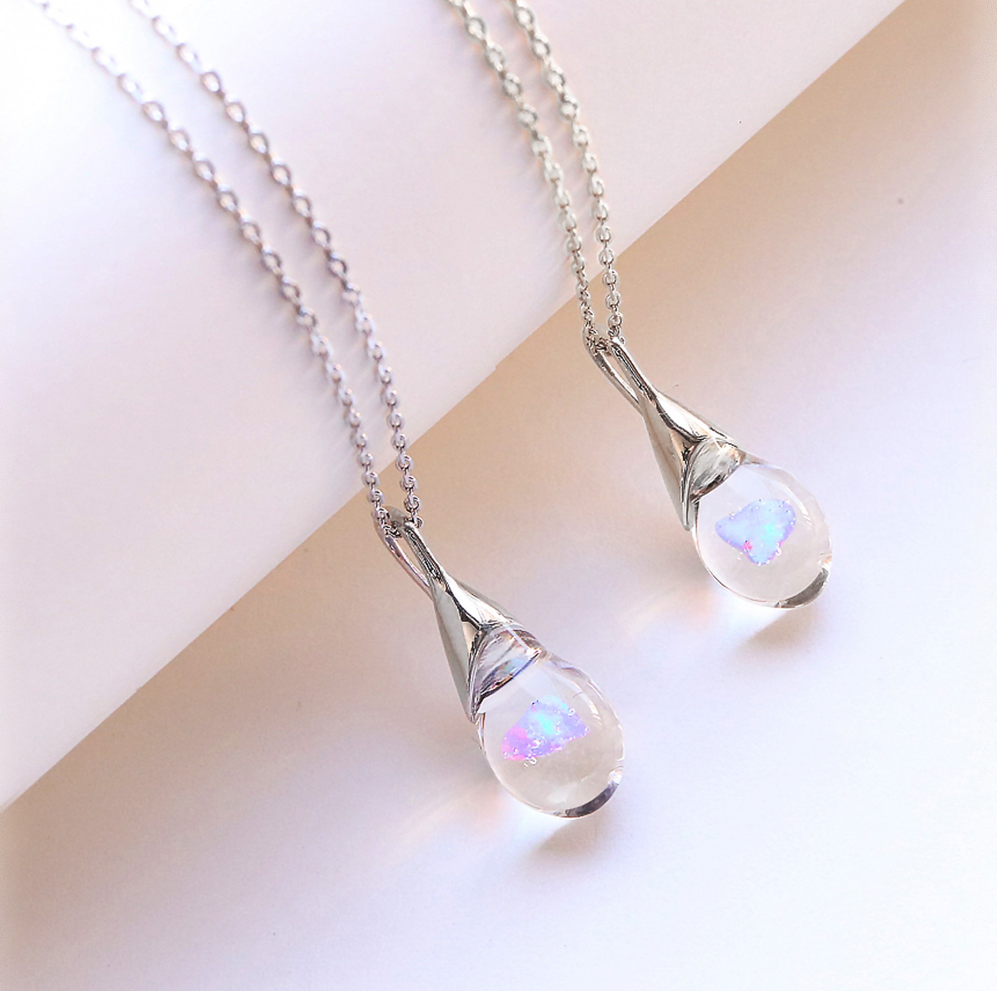 光が織りなす虹色の煌めき！クリエイテッドオパールのジュエリー