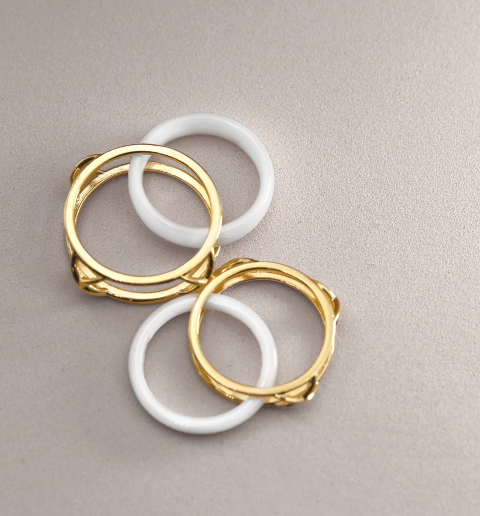 高級素材のイメージ”白い素材【セラミック】が映える【K18YG】のセット