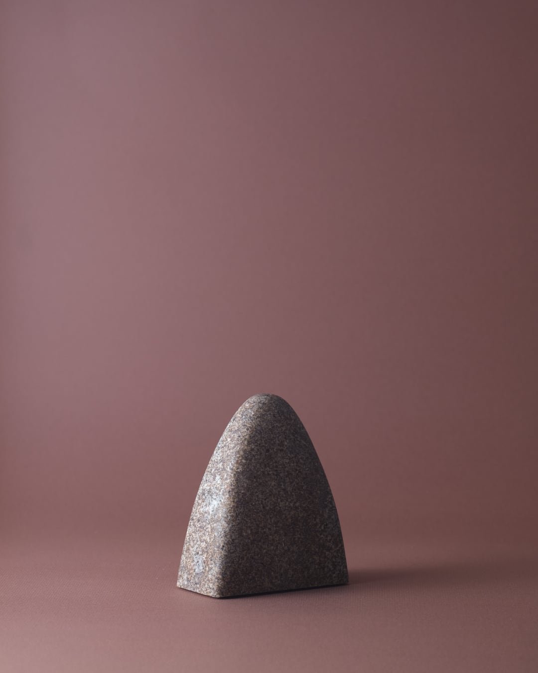 石の重さに、静けさが宿る。庵治石オブジェ「Repose」｜Creema SPRINGS