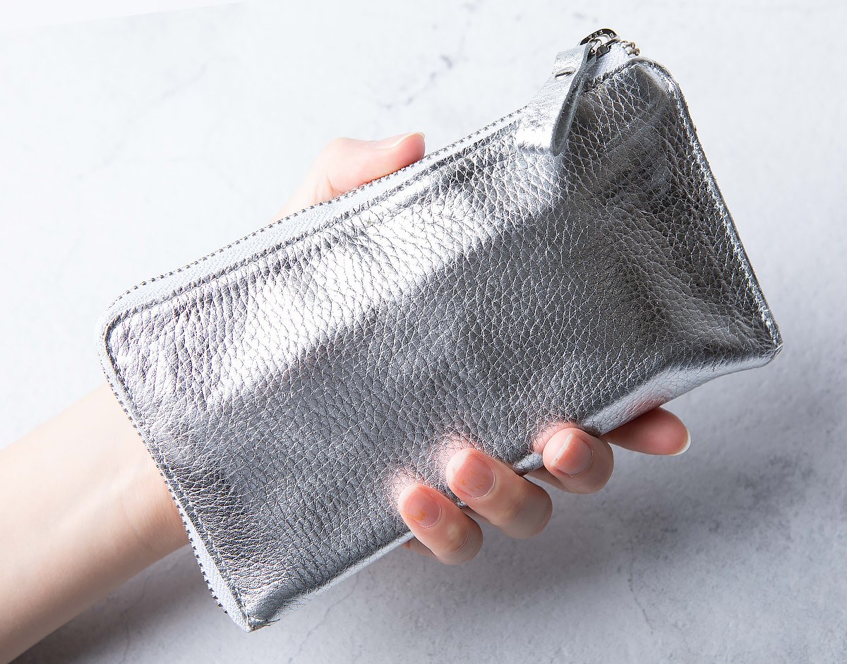 メタリックレザー仕様で、上品柔らかな光沢感を身近なものに。収納力
