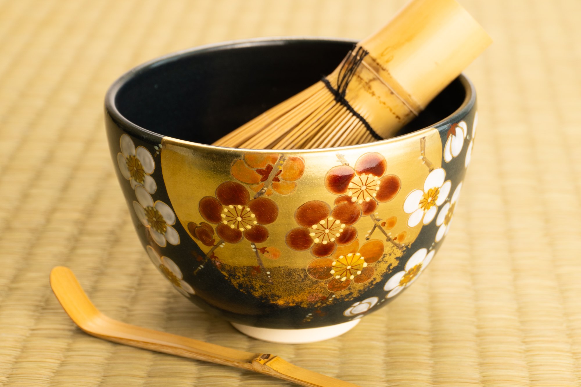 清水焼に咲く、十二か月のうつわ絵巻。三名の女性絵付師による挑戦