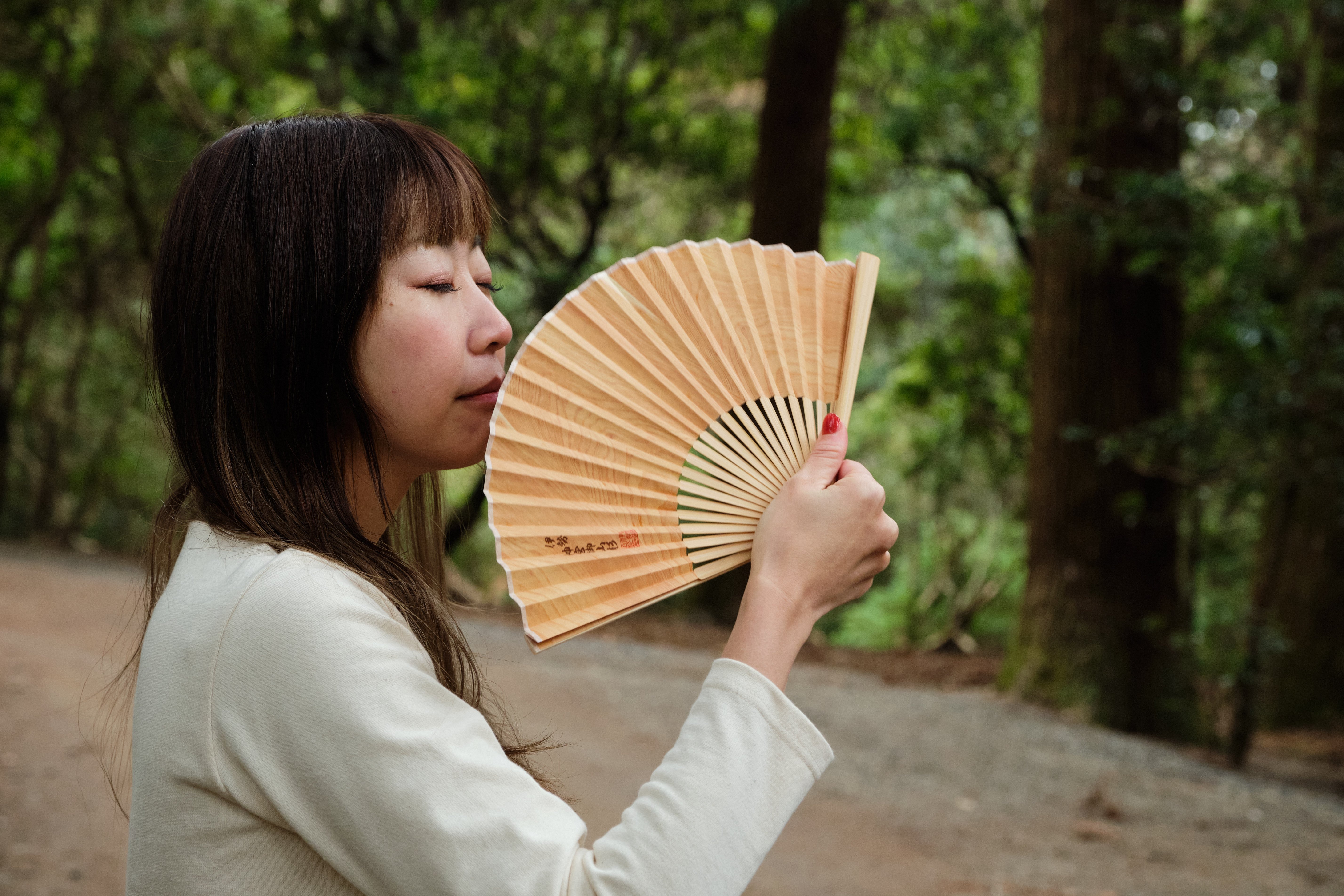 伊勢 神宮御山杉を使った「扇子・うちわ」~夏の暮らしに薫りと共に涼を