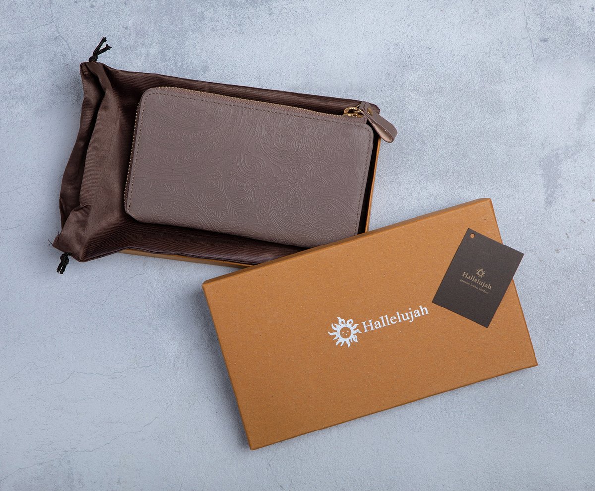 本革に華やかなボタニカル調モチーフを型押し。収納力抜群の