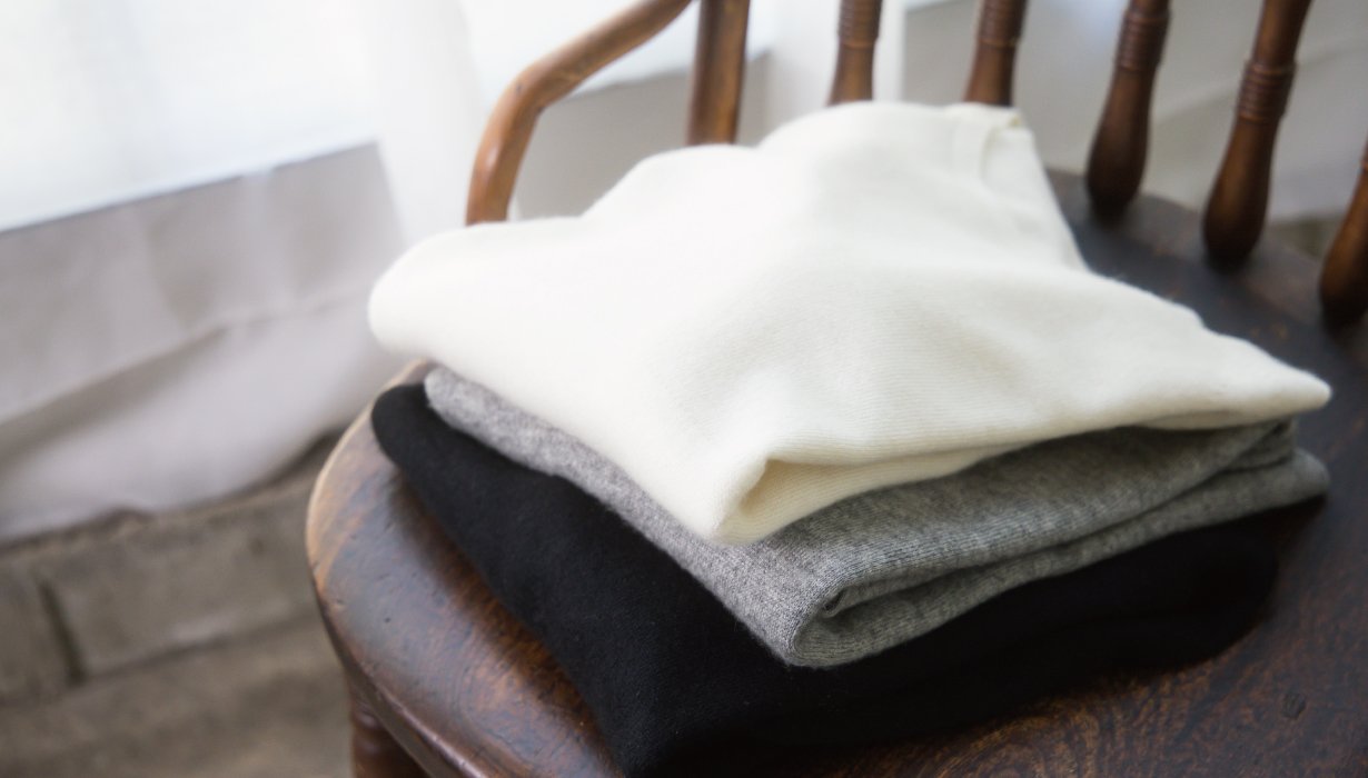 寒さを忘れる心地よさ。カシミヤシルクの無縫製ニットで冬を楽しむ