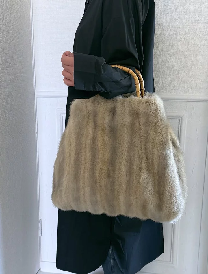 過去の過剰生産によって捨てられてしまうミンクの毛皮を癒しのバッグに