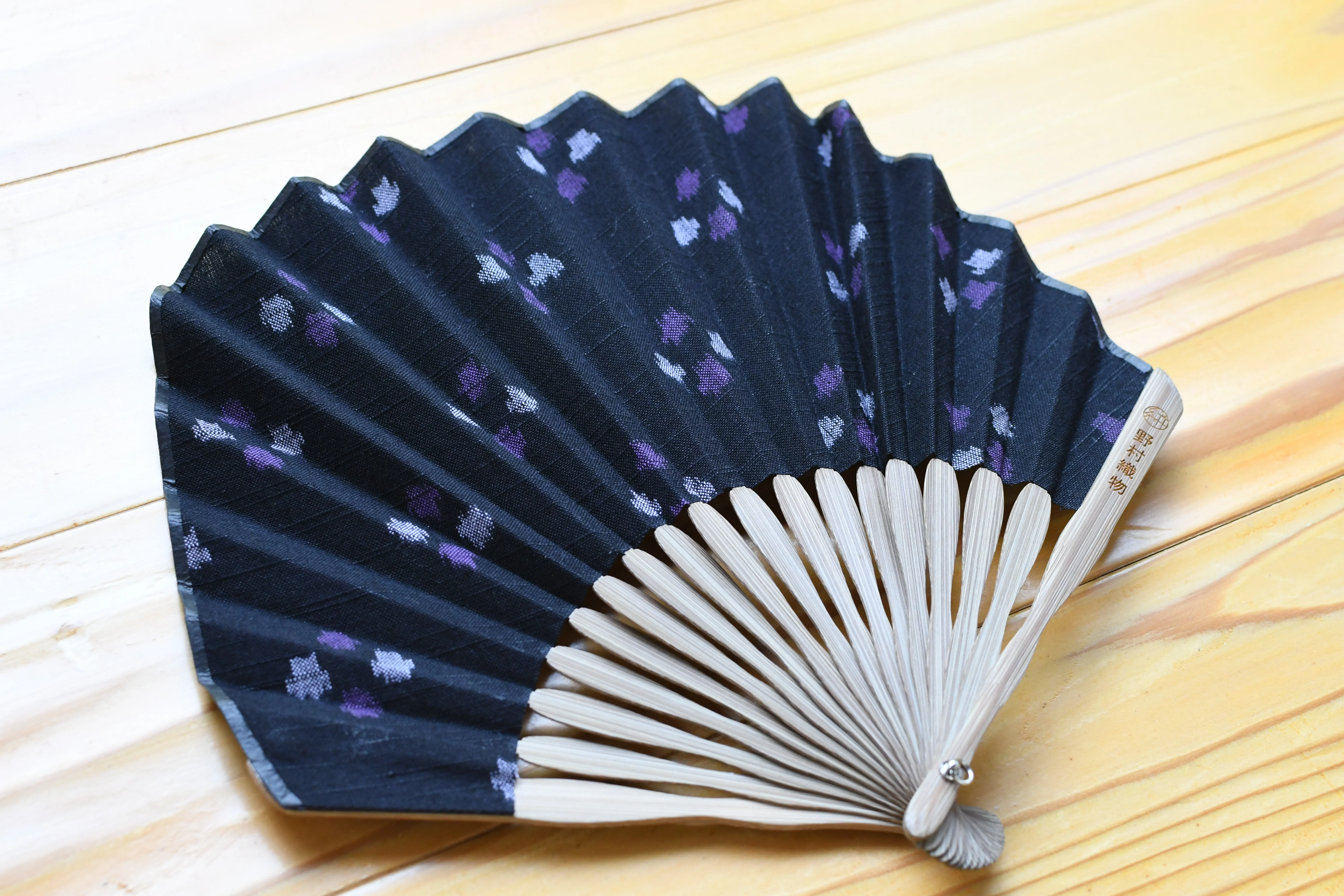 久留米絣の技が息づく、手仕事の扇子｜ 野村織物｜Creema SPRINGS