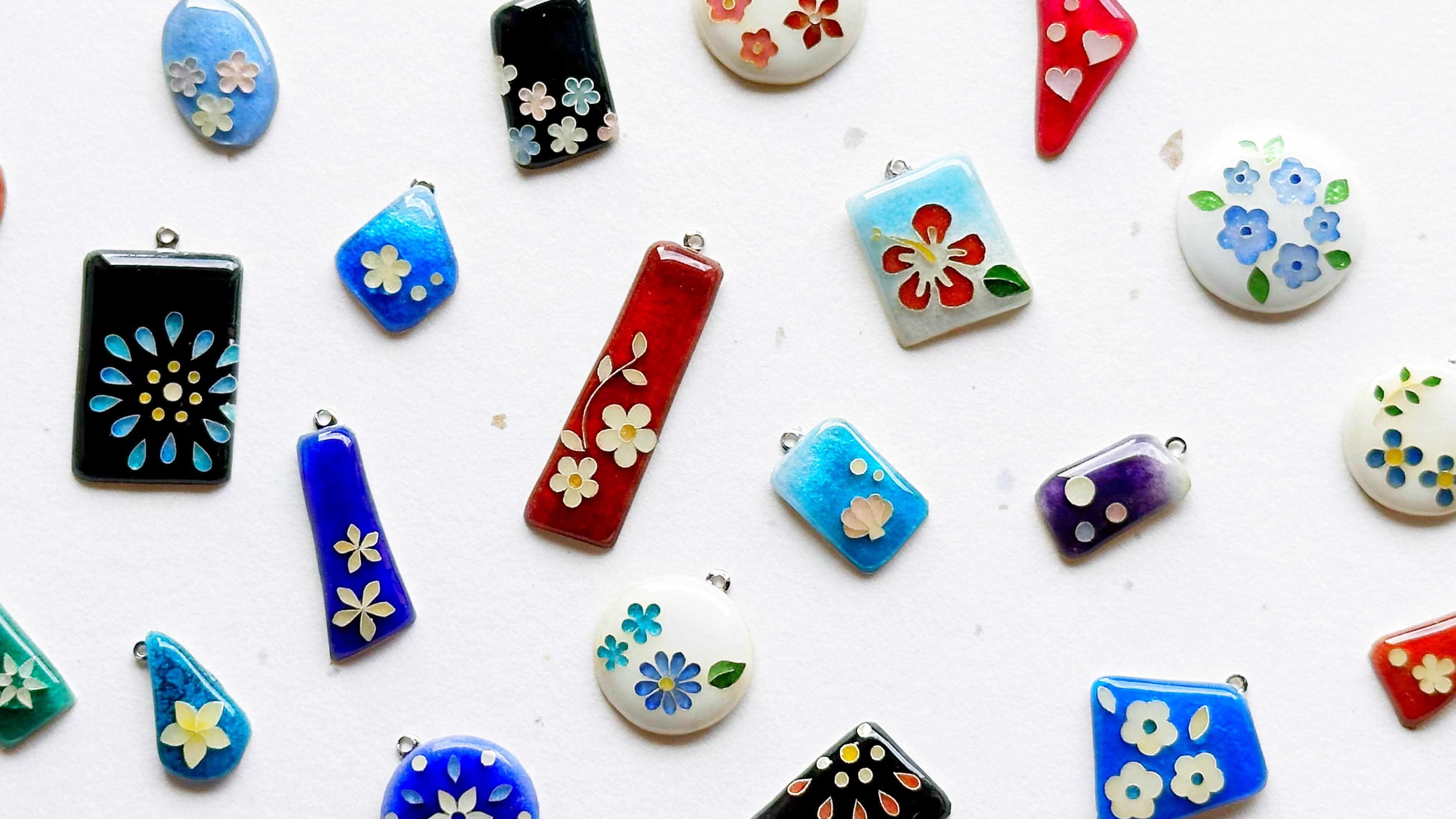 値下げ　七宝焼　新品材料118点焼いてあるもの32点　銀箔もあります　おまけ追加 福を呼ぶ新年に！明治からの伝統を守る七宝焼窯元の挑戦｜Creema SPRINGS