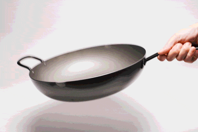 ナノエンボス加工で圧倒的に軽くて扱いやすい鉄フライパンに26cm深型と