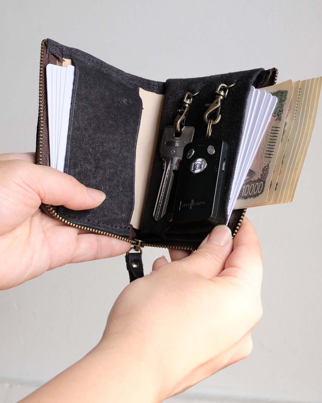 柔らかくて、手に馴染む「鹿革ミニ財布」手のひらサイズで収納力抜群