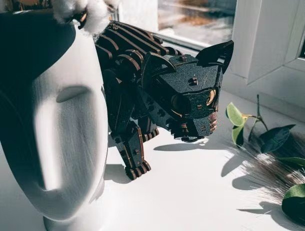 愛らしい動きに癒やされる。組み立てても歩かせても楽しい、猫型の木製