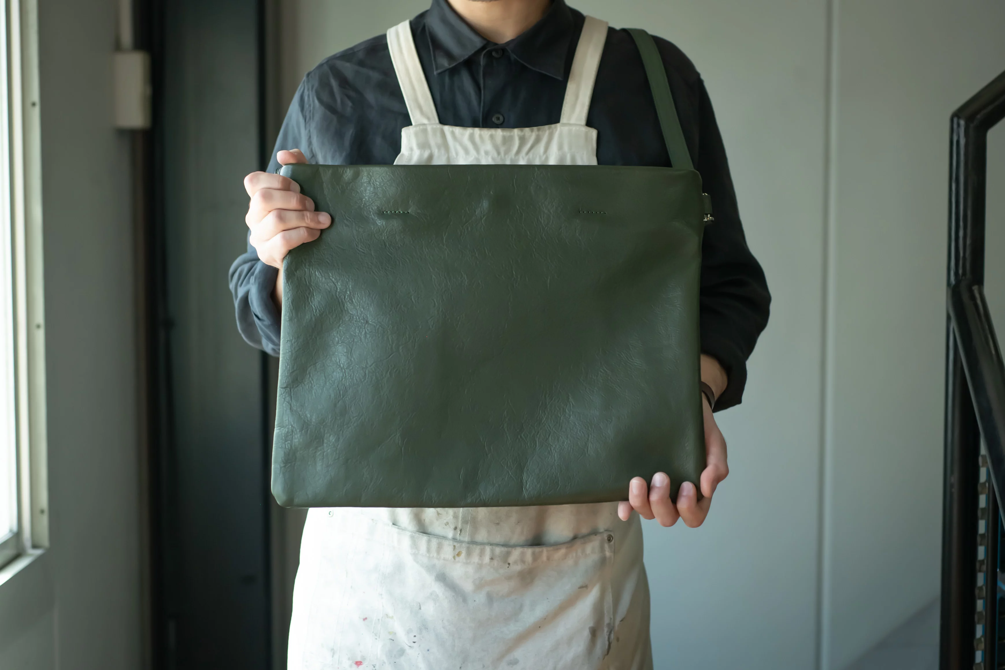 バッグ職人が本気で作る大容量な「大人サコッシュ」 カスタマイズも  