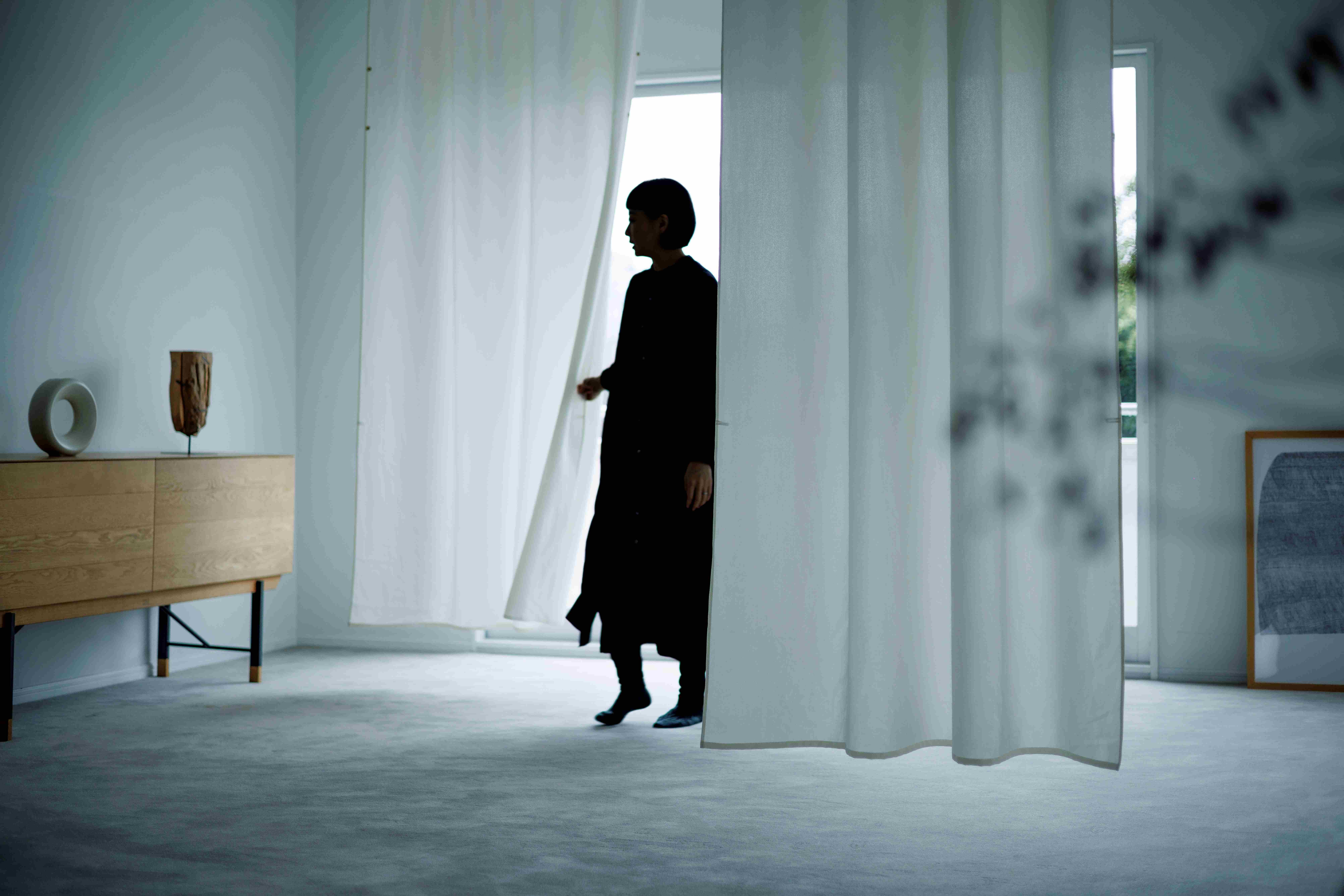 四季を映す障子のようなカーテン。優れた機能と風情を備えた洗うほど