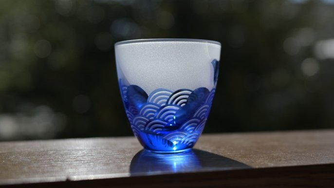 サンドブラスト加工によるガラスの花生け 生徒さんの作品。水色の花模様サンドブラストボックス