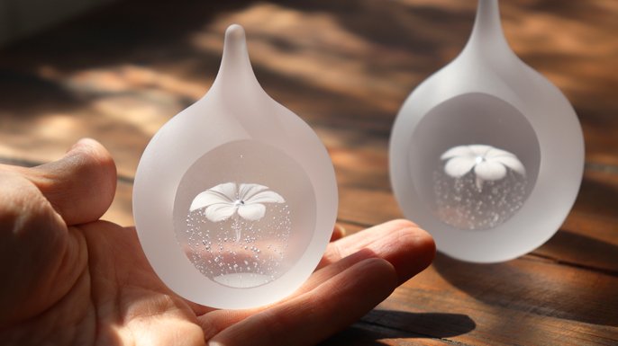 吹きガラス作家が独自技法で仕上げる、お花溢れる硝子作品 ～無垢の