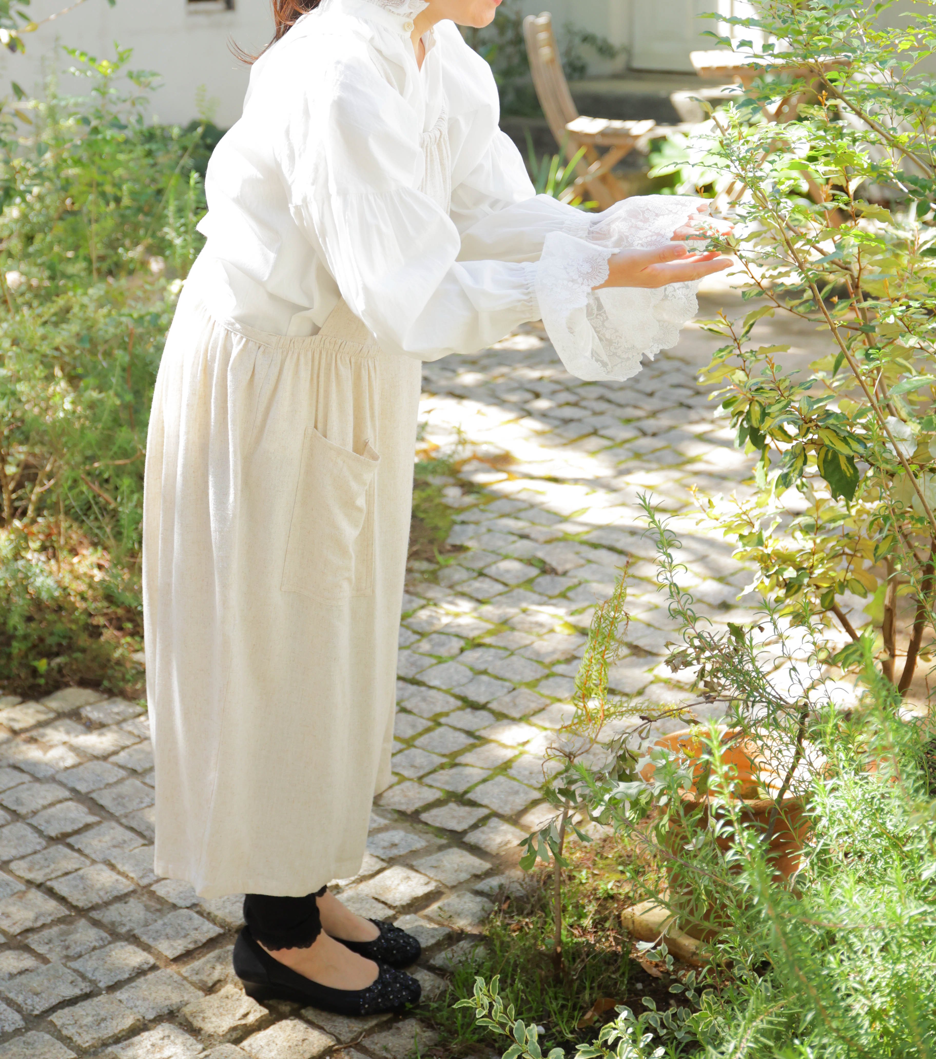 麻と天然由来の素材でつくった、着るだけでときめくギャザーエプロン